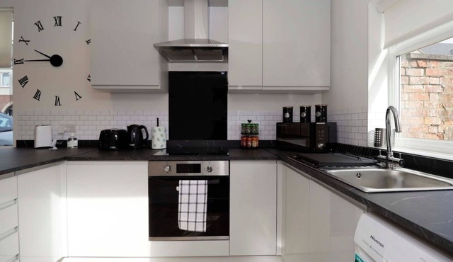 3 Bed House| Business| Sleeps 6| Free Parking-M1