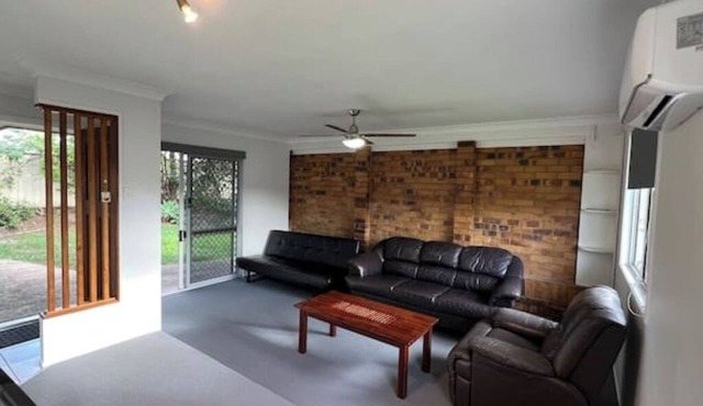 3 Bed House free parking,Master with A/C