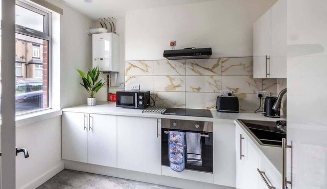 3-Bed House - Free Parking - By Holiday Homes