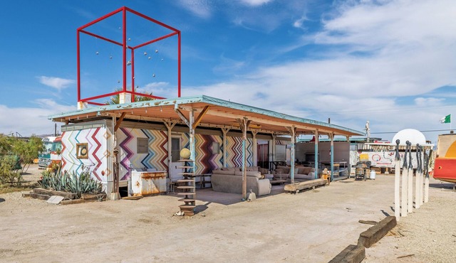 3-bed house in arts destination Bombay Beach with AC, WiFi, and sculpture garden