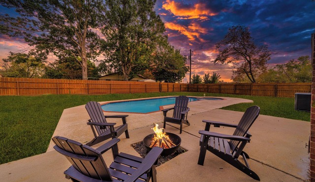 3-bed house in Denton, pool, games, firepit in a huge private fenced yard