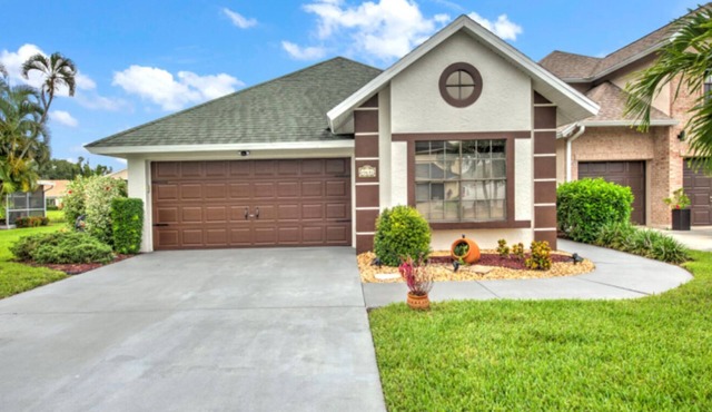 3-bed house in fabulous Fort Myers with WiFi, AC, 6 miles from the Airport.