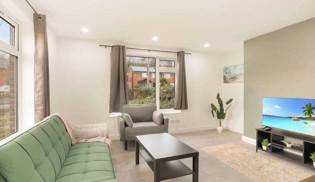 3-Bed House - Meden Vale - by Holiday Homes