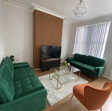 3-Bed House Near M1 & Meadowhall with Free Parking