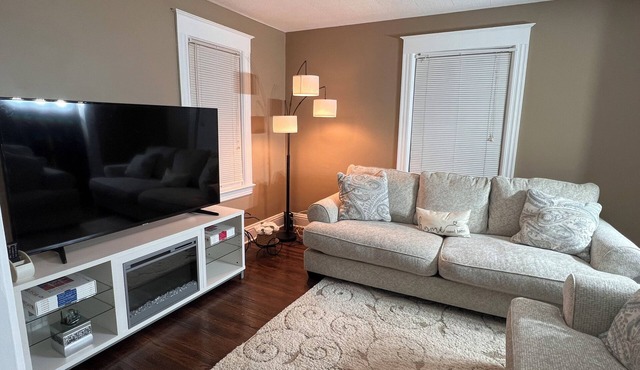 3 bed House near Strong Memorial Hospital with King size bed and a garage