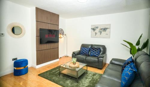 3 Bed House Near Windsor Heathrow Parking