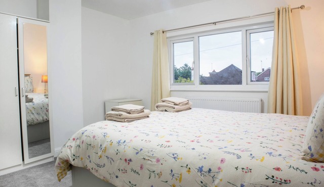 3 Bed House Sleeps 6 - Free Parking -Tv & Wi-Fi