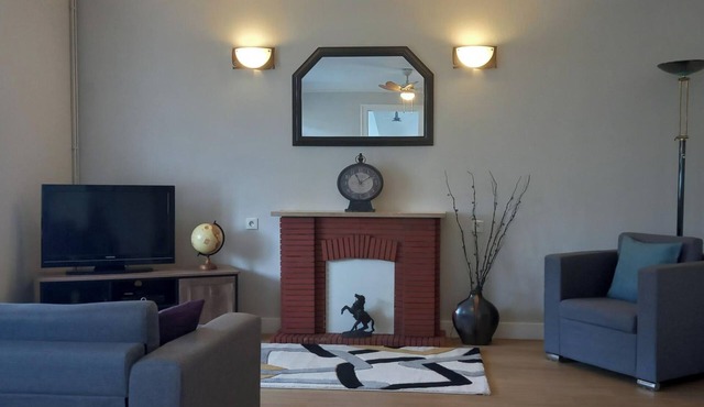 3-Bed House - Sleeps 6 - Garden, Balcony, Parking