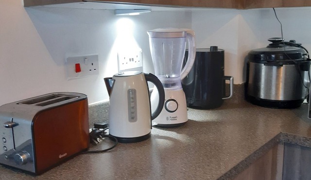 3 Bed House - Sleeps 4 - Parking - Wifi