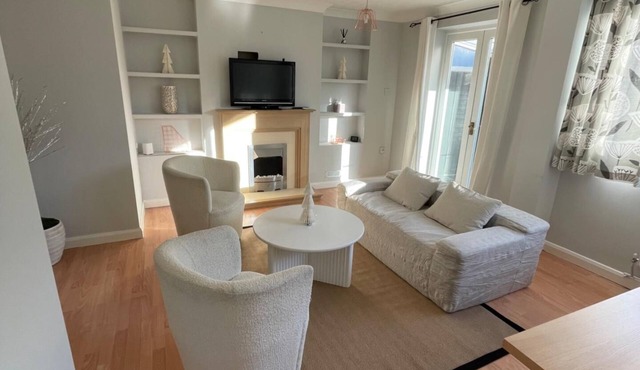 3 Bed House - Sleeps 5 - Garden - Parking - Wifi