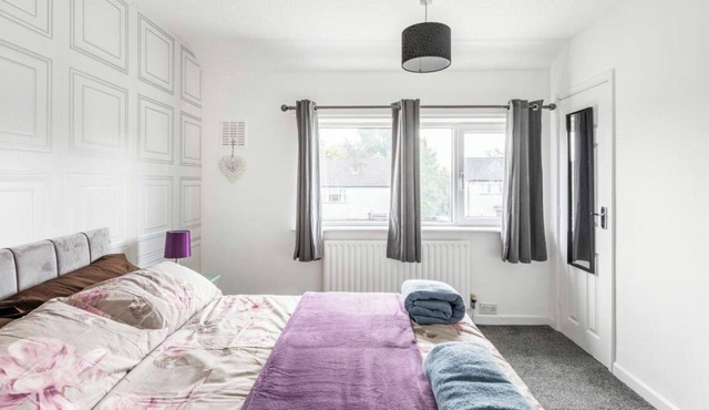 3 Bed House - Sleeps 5 - Parking - Garden - Wifi