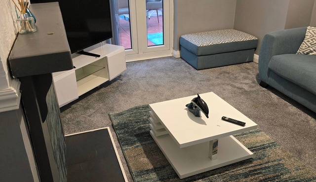 3 Bed House - Sleeps 5 - Pets - Garden - Parking