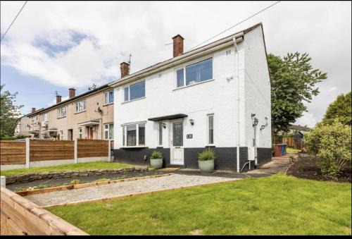 3 Bed House - Sleeps 5 - Parking - Garden - Wifi