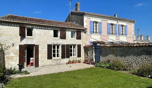 3 Bed House - Sleeps 6 - Pool - HotTub - Garden