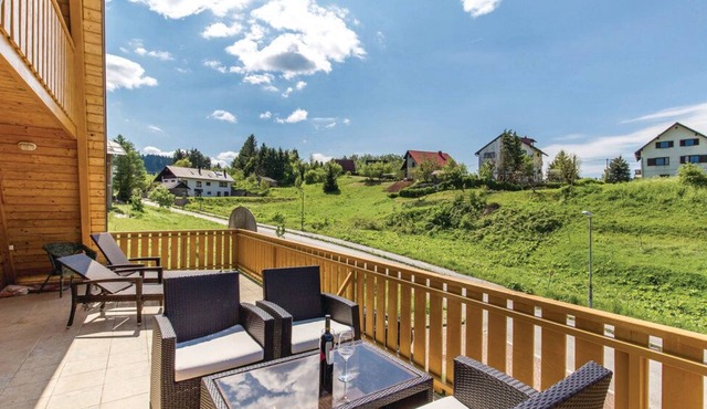 3 Bed House Sleeps 6 - Pool, Pets, Garden, Parking