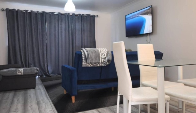 3 Bed House - Sleeps 6 - Parking - Wifi