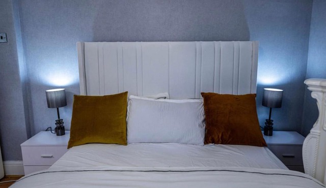 3 Bed House - Sleeps 6 with Free Parking