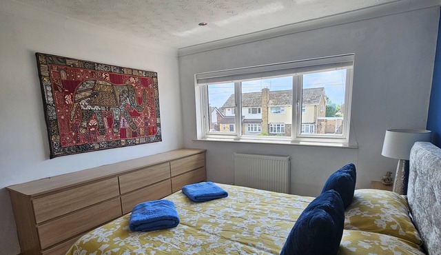 3 Bed House - Sleeps 7 - Parking - Wifi