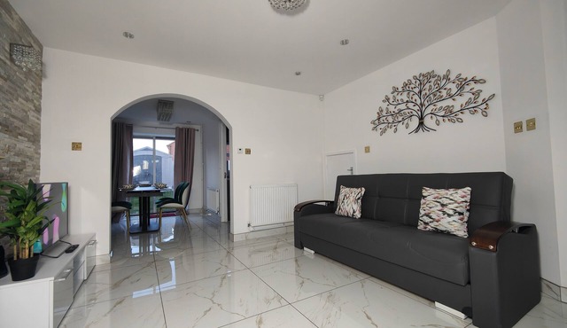 3 Bed House - Sleeps 7 - Garden - Parking - Wifi