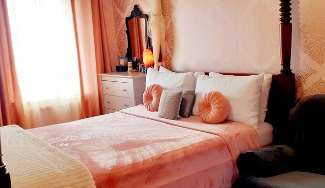 3 Bed House - Sleeps 7 - Parking - Wifi