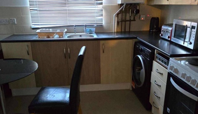 3 Bed House- Sleeps 6 - Parking - Wifi