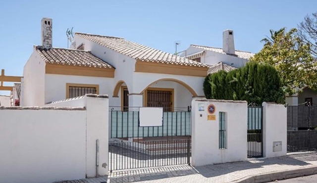 3 bed house with pool in Torre de La Horadada. Air conditioning, WiFi & Netflix