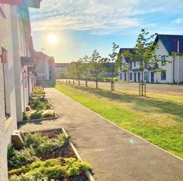 3 bed house with parking near airport