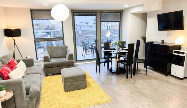 3-Bed Hoxton Flat w/Private Balcony & Lift access near Shoreditch , Old Street