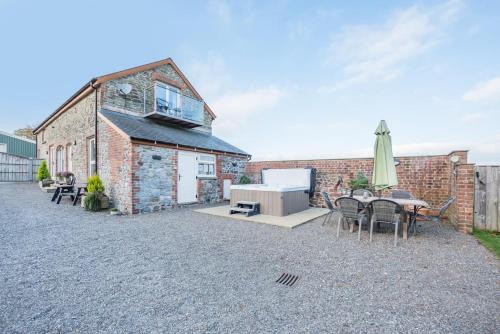 3 Bed in Llanddarog oc-p30291