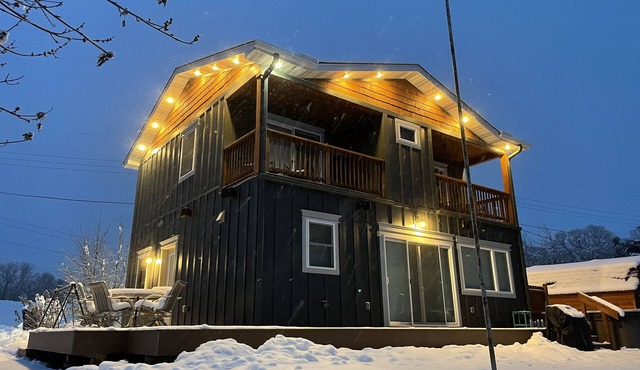 3 Bed Lake House with Balconies and HOT TUB