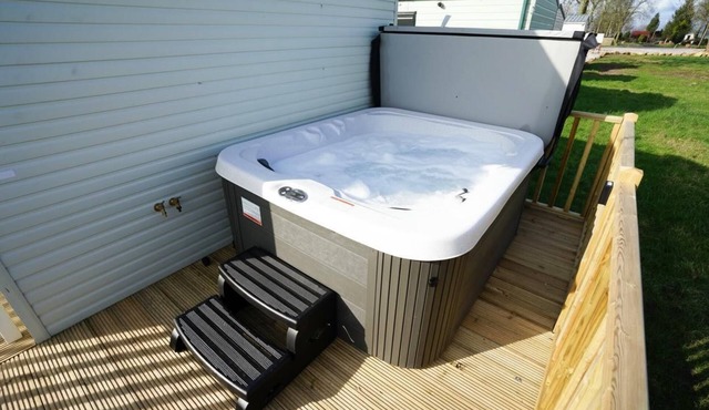 3-Bed Lodge, Sleeps 6, Hot tub