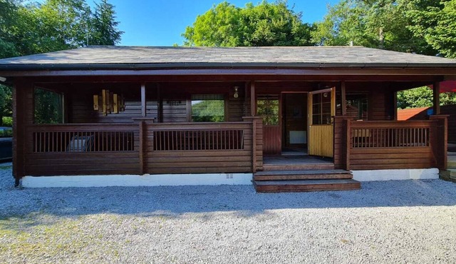 3-Bed Lodge - Sleeps 7 - Hot Tub - Pet Friendly