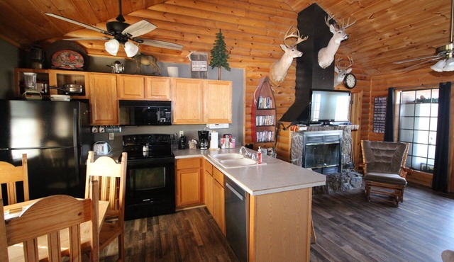 3 bed Log Cabin, w/2 Jacuzzi, 1 mi to SDC, 2 pools, nature trails, private lake