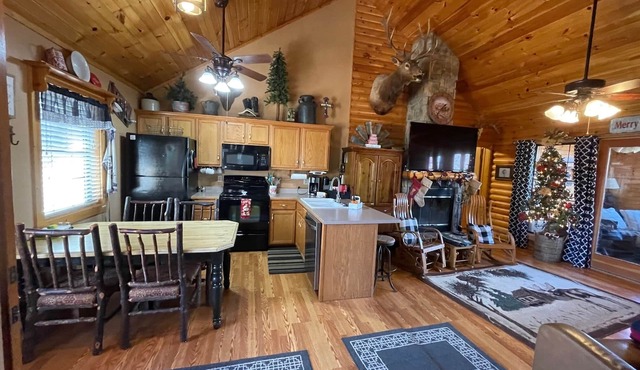 3 bed Log Cabin, w/2 Jacuzzi, 1 mi to SDC, pool, nature trails, private lake