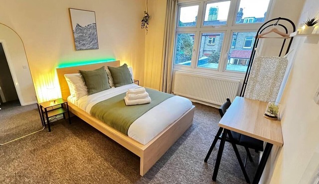 3 Bed London Flat Near Trains | Sleeps 8 | Parking