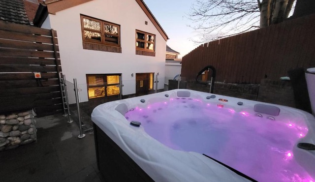 3 Bed Luxury Cottage With Private Hot Tub