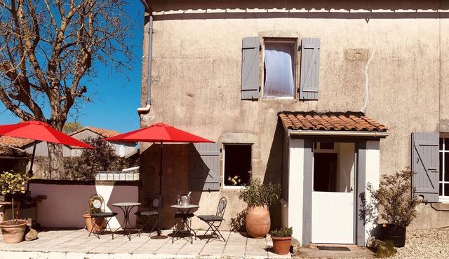 3-Bed Luxury Farmhouse with Seasonal Pool