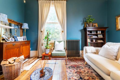 3 Bed Newark Home with Grand Ceilings & Cozy Vibes