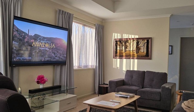 3 Bedroom home in Palmerston North + BBQ + Sky Tv