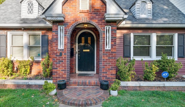 3 bed, office, hot tub, 2 min to Cherry St