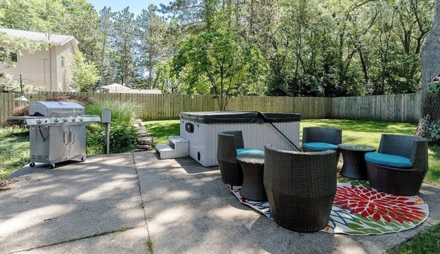 3 Bed - Outdoor living with hot tub near beaches
