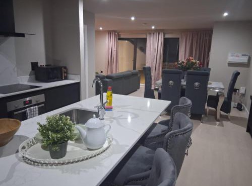 3 Bed Penthouse, 2Free Parking Spaces Close to BHX NEC