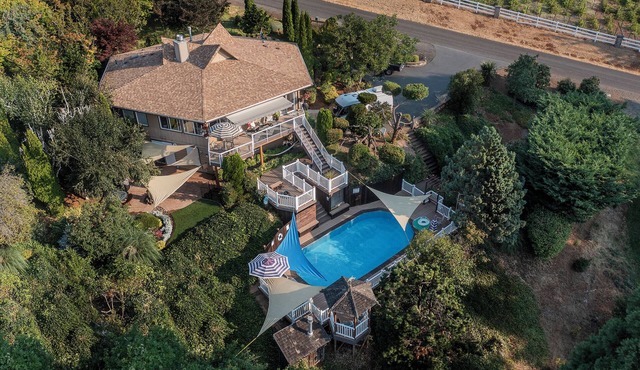 3 Bed Private Villa in Wine Country with Pool + Hot Tub