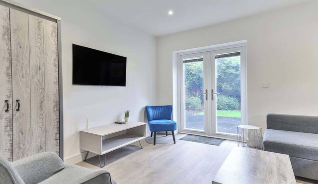 3 Bed Refurbished, Modern House, WiFi, Patio area