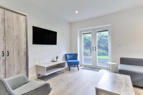 3 Bed Refurbished, Modern House, WiFi, Patio area