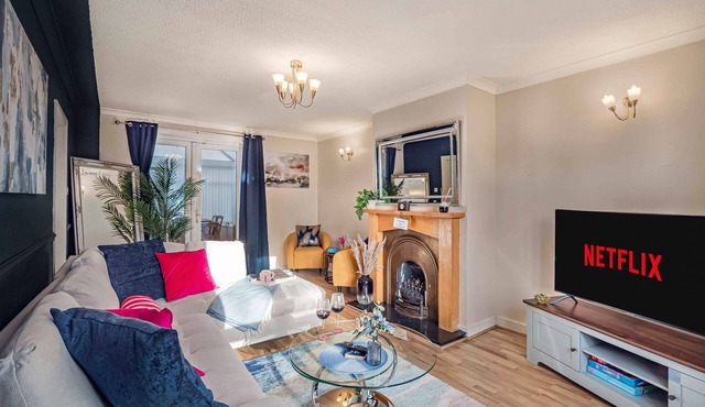 3 Bed Rest Home Middleton M24 | Sleeps 8