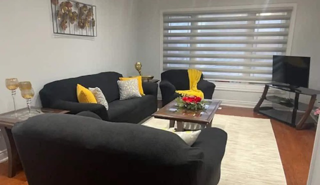3 Bed Room2 full Wash Room entire Apt, 5 km to Pearson Airport, Sleeps up to 7,