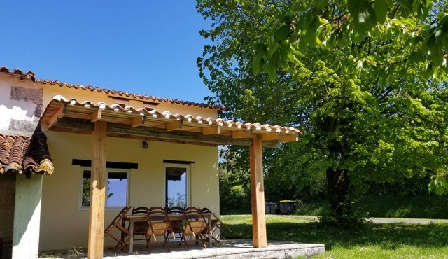 3-bed rural retreat with private patio and shared use of large pool & play-barn