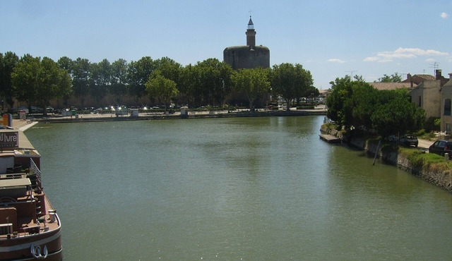 3 BED SECURE APARTMENT OVERLOOKING CANAL AND 5 MINUTE WALK TO MEDIEVAL CASTLE