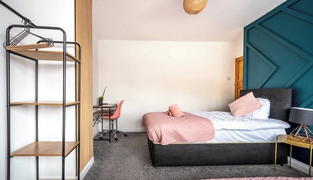 3 Bed Semi-Detached House for Contractor and Relocation in Manchester